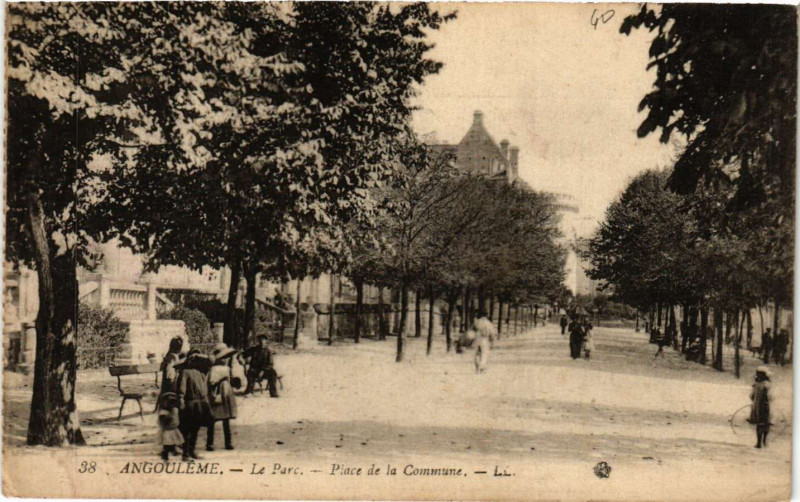 Carte postale ancienne Angouleme - Le Parc - Place de la Commune à Angoulême