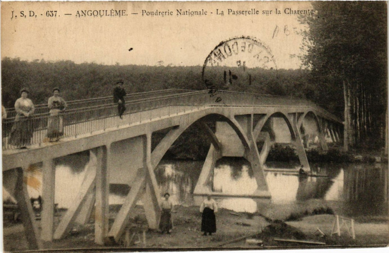 Carte postale ancienne Angouleme - Poudréerie Nationale - La Passerelle sur la Charente à Angoulême
