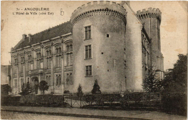 Carte postale ancienne Angouleme - L'Hotel de Ville (cote Est) à Angoulême