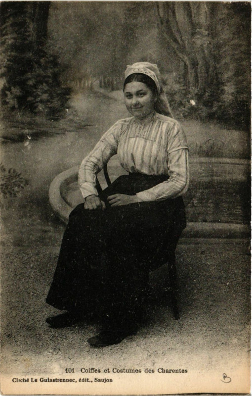 Carte postale ancienne Coiffes et Costumes des CHARENTEs