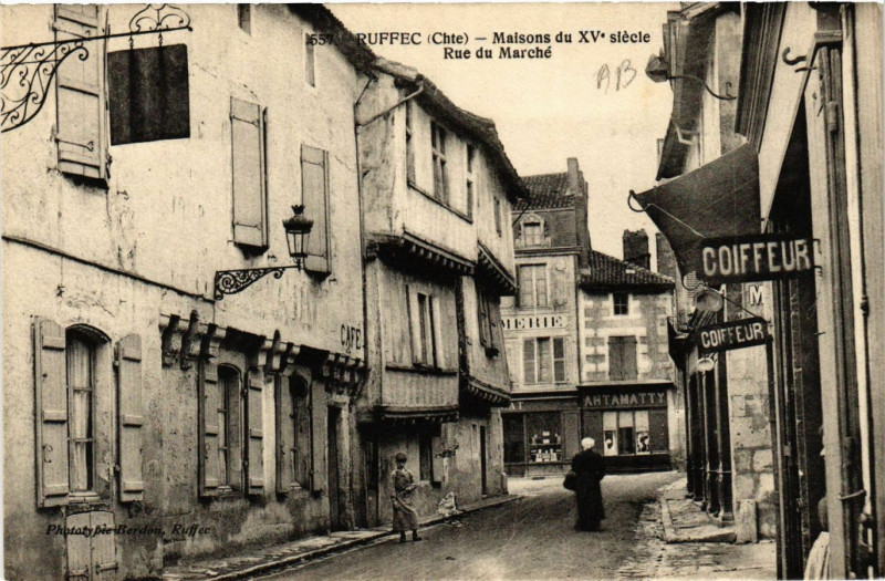 Carte postale ancienne Ruffec - Maisons du Xv siecle - Rue du Marche à Ruffec