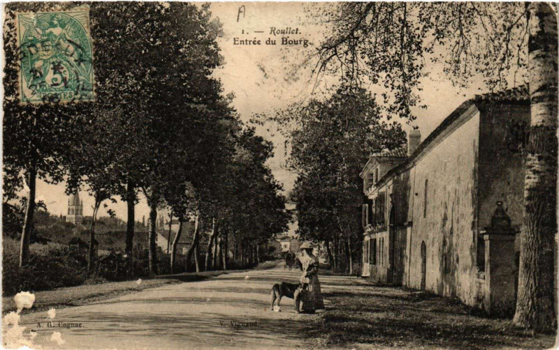 Carte postale ancienne Roullet - Entrée du Bourg