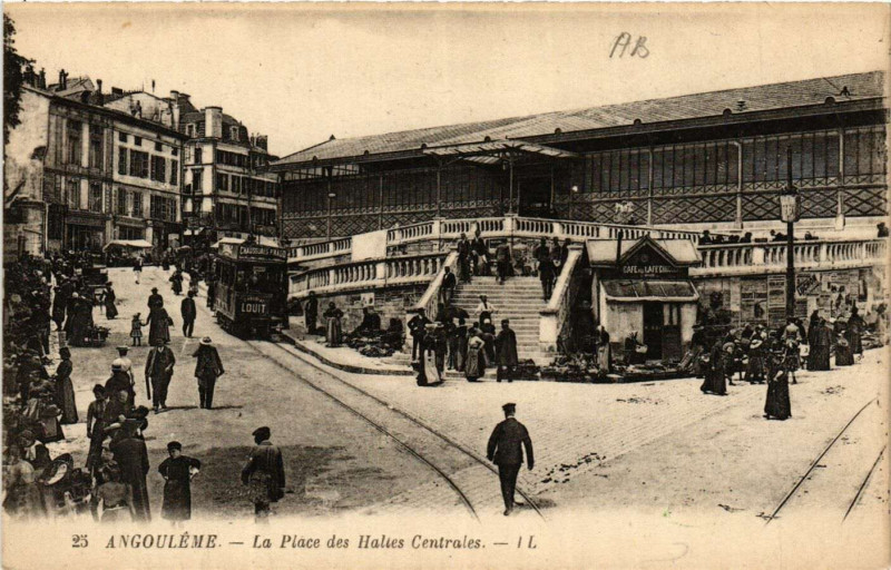 Carte postale ancienne Angouleme - La Place des Halles Centrales à Angoulême