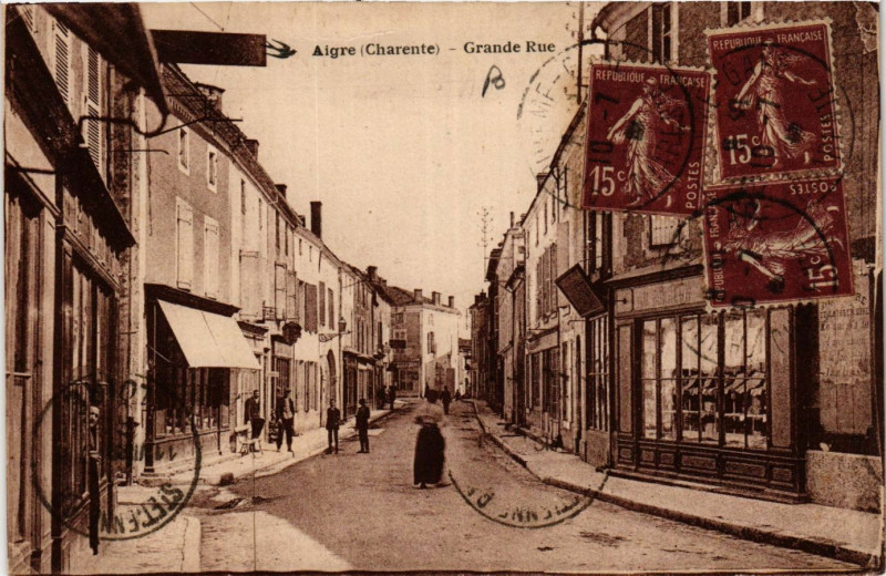 Carte postale ancienne Aigre - Grande Rue à Aigre