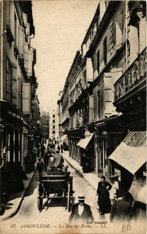 Carte postale ancienne Angouleme - La Rue des Postes à Angoulême