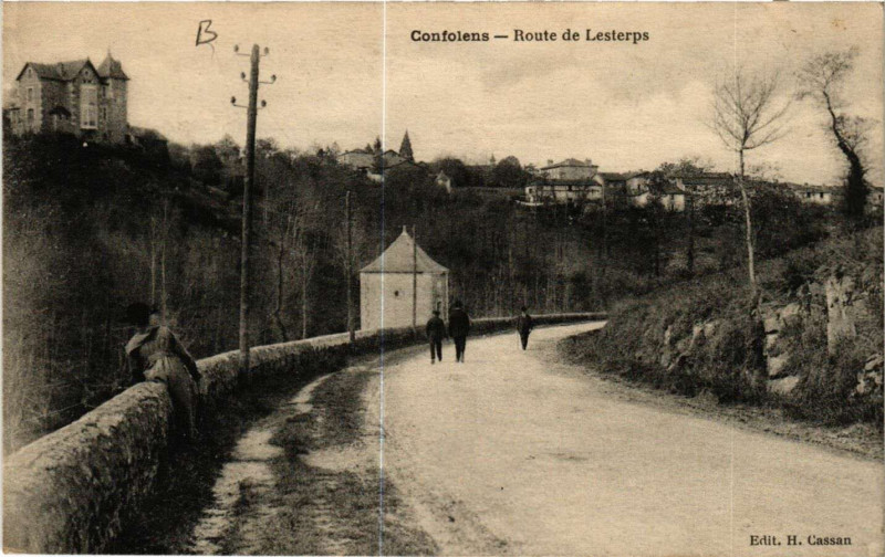 Carte postale ancienne Confolens - Route de Lesterps à Confolens