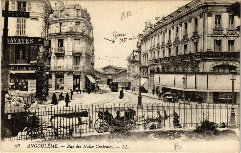 Carte postale ancienne Angouleme - Rue des Halles Centrales à Angoulême
