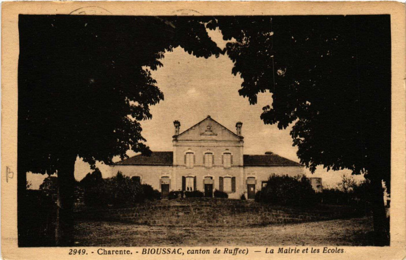 Carte postale ancienne Charente - Bioussac canton de Ruffes - La Mairie et les Ecoles à Bioussac