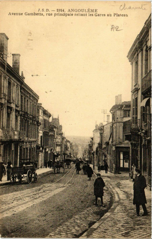Carte postale ancienne Angouleme - Avenue Gambetta rue principale reliant les Gaes au à Angoulême