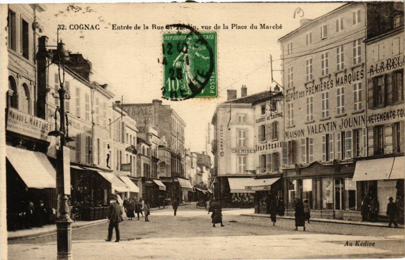 Carte postale ancienne Cognac - Entrée de la Rue Saint-Jardin vue de la Place du Marche à Cognac