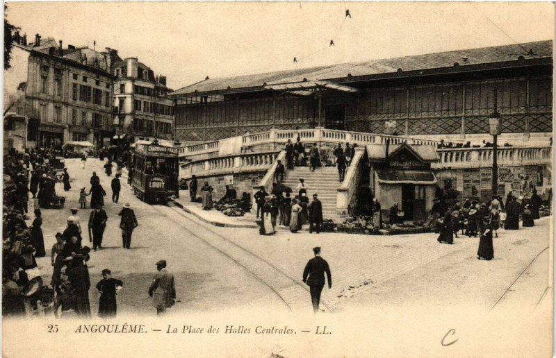 Carte postale ancienne Angouleme - La Place des Halles Centrales à Angoulême