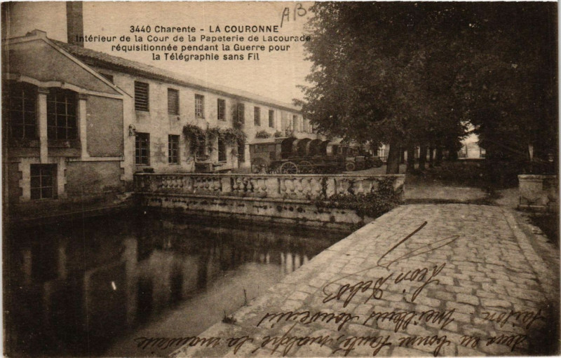Carte postale ancienne Charente - La Couronne - Intérieur de la Cour de La PAPEterie.. à La Couronne