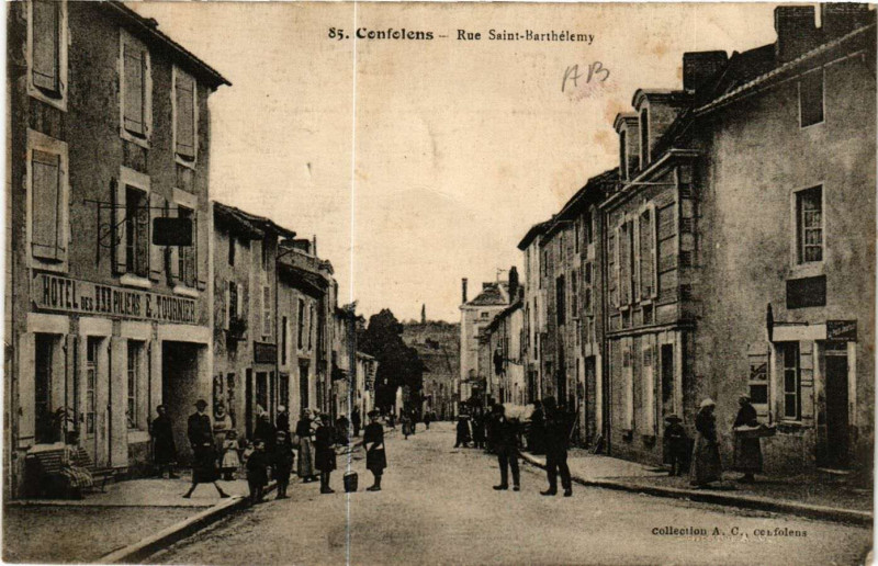 Carte postale ancienne Confolens - Rue Saint-Barthelemy à Confolens