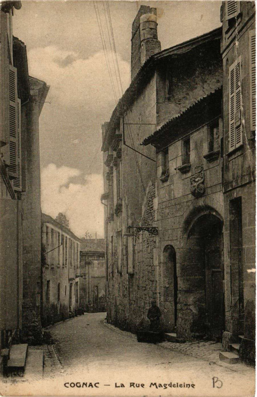 Carte postale ancienne Cognac - La Rue Magdeleine à Cognac