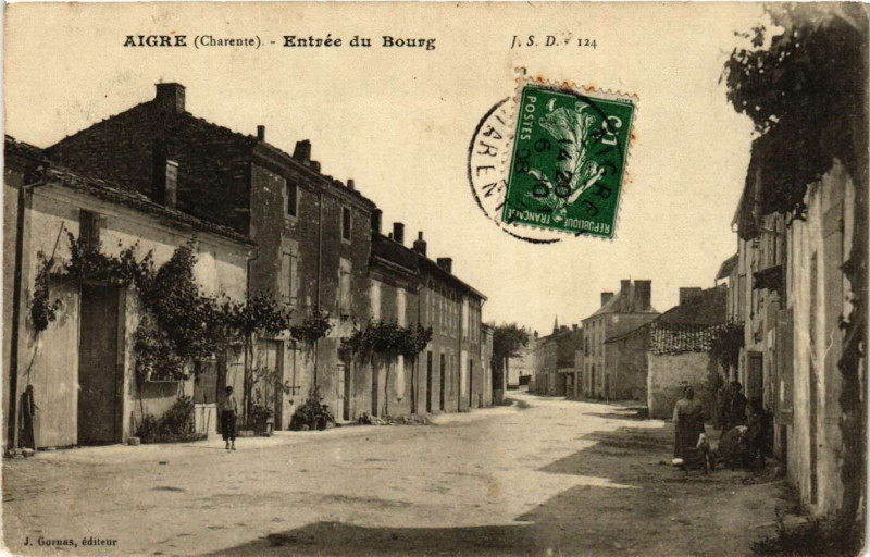 Carte postale ancienne Aigre - Entrée du Bourg à Aigre