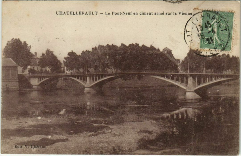 Carte postale ancienne Chatellerault Le Pont-Neuf en ciment armé sur la Vienne à Châtellerault