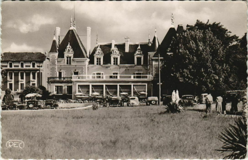 Carte postale ancienne La Roche-Posay-les-Bains Le Casino et Hotel du Casino à La Roche-Posay
