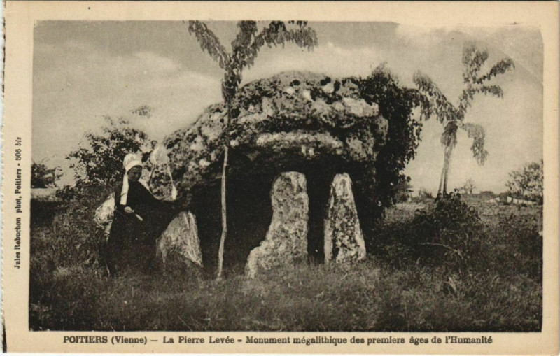 Carte postale ancienne Poitiers La Pierre Levée à Poitiers