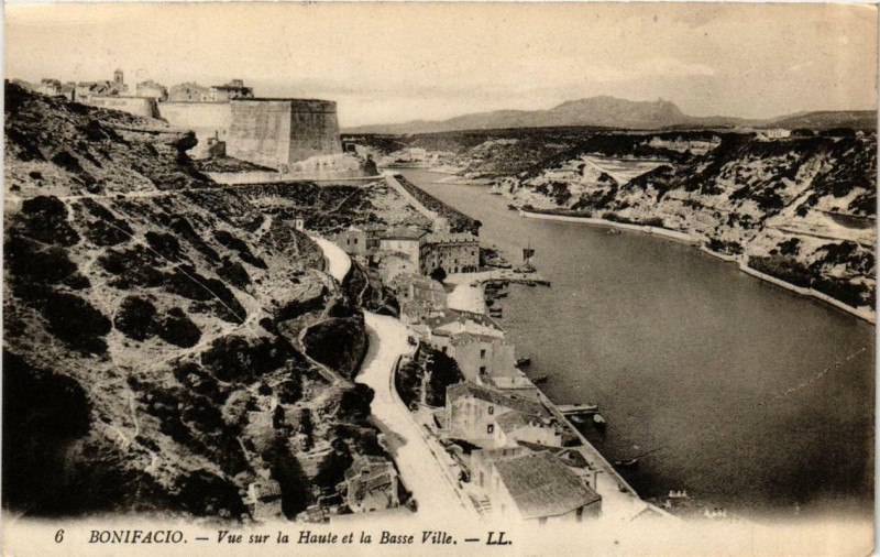 Carte postale ancienne Corse - Bonifacio - Vue sur la Haute et la Basse Ville à Bonifacio
