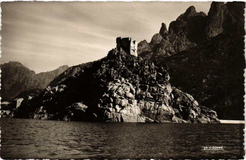 Carte postale ancienne Corse - Porto - La Tour de Porto vue de la mer à Orto