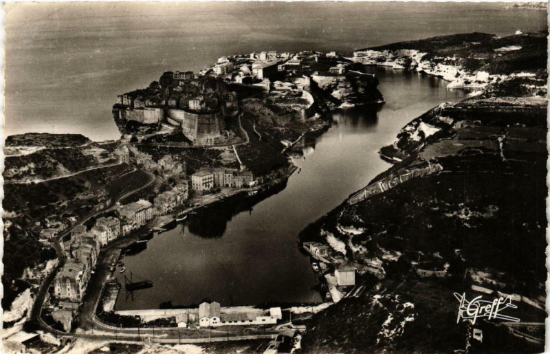 Carte postale ancienne Corse - Bonifacio - Vue aérienne la Ville et le Port à Bonifacio