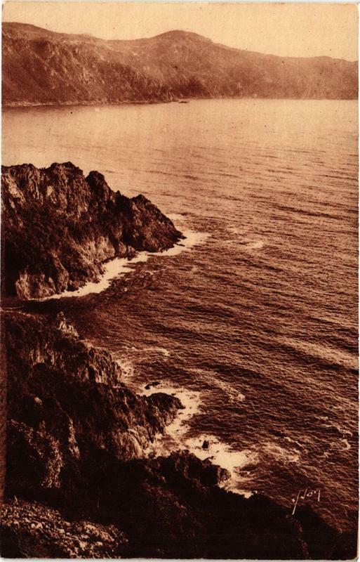 Carte postale ancienne Corse - Porto - Muraillesun rouge eclatant bordant le Golfe à Orto