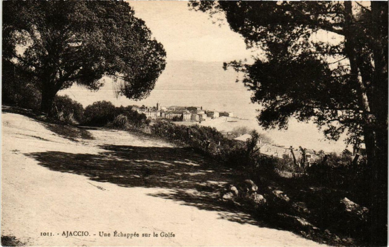 Carte postale ancienne Corse - Ajaccio - Une échappée sur le Golfe à Ajaccio