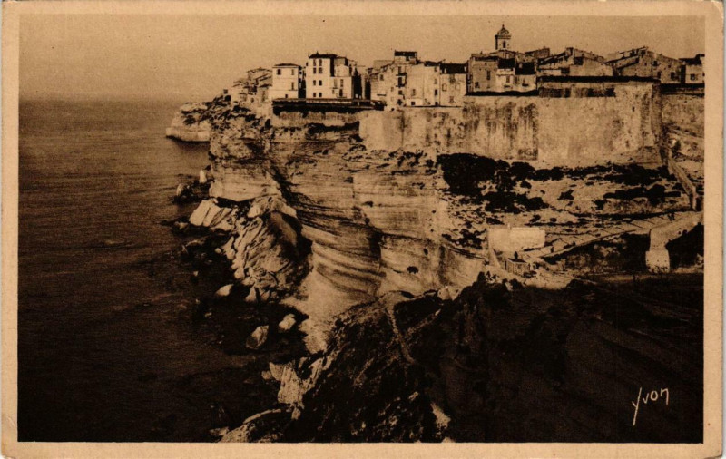 Carte postale ancienne Corse - Bonifacio - Plate forme de calcaire blanc sur laquelle à Bonifacio