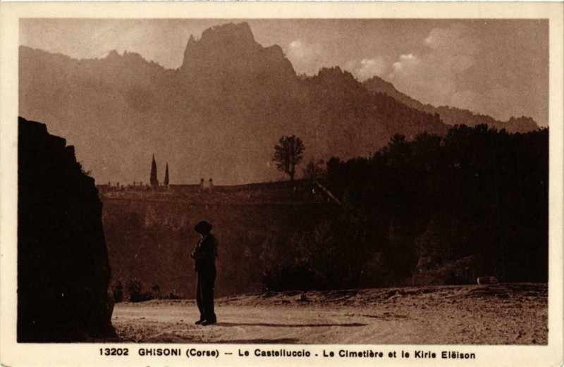 Carte postale ancienne Corse Ghisoni - Le Castelluccio Le Cimetiere et le Kirie Eleison à Ghisoni