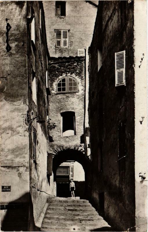 Carte postale ancienne Corse Corte - Vieille rue sur la place Gaffory à Corte