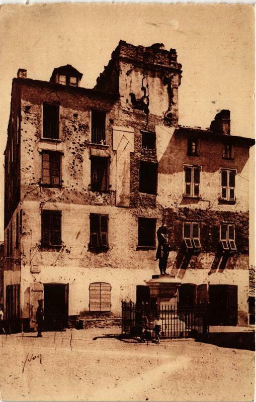 Carte postale ancienne Corse Corte - Statue Maison et Place Gaffory à Corte