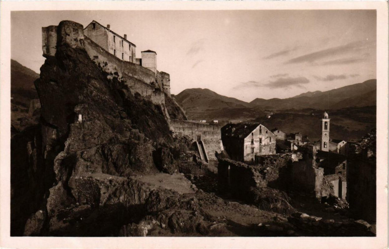 Carte postale ancienne Corse Corte - La Citadelle et la Ville à Corte
