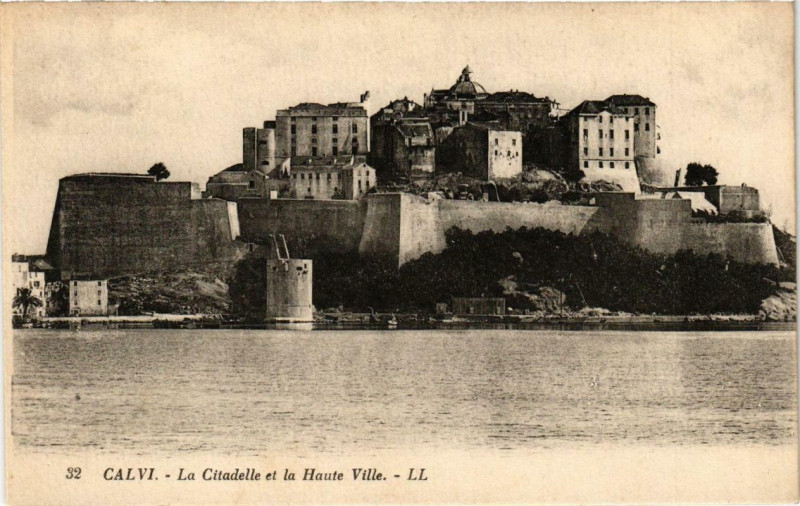 Carte postale ancienne Corse Calvi - La Citadelle et la Haute Ville à Calvi