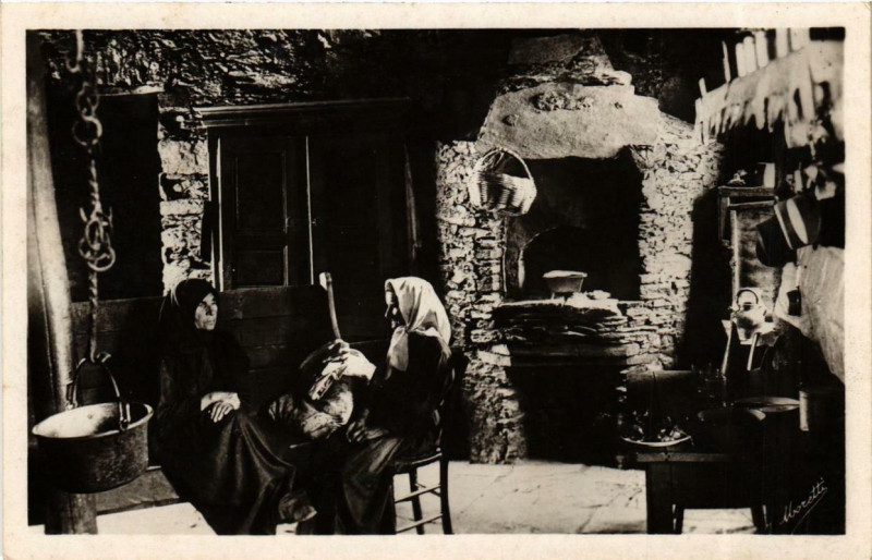 Carte postale ancienne Corse Intérieur de Maison Corse