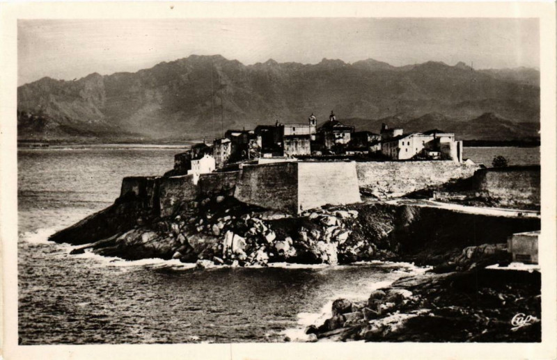 Carte postale ancienne Corse - Calvi - La haute ville et le Golfe à Calvi