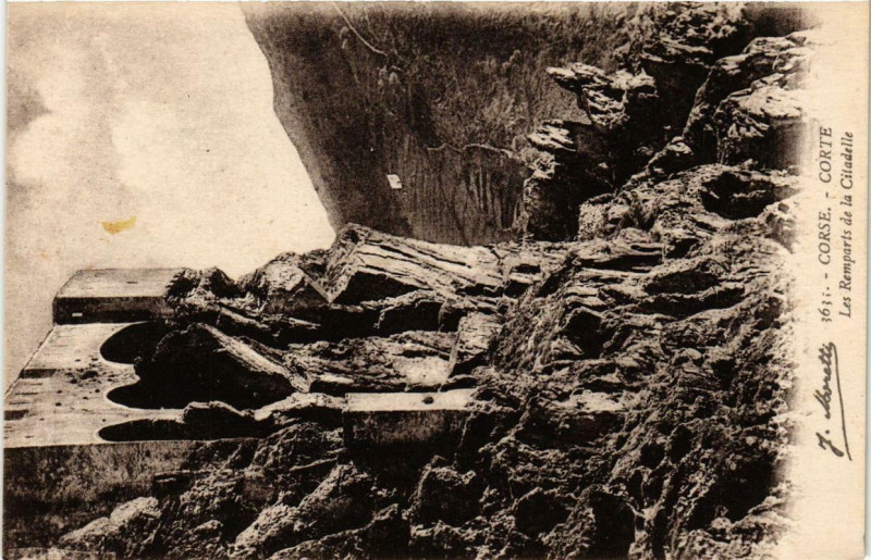 Carte postale ancienne Corse - Corte - Les Remparts de la Citadelle à Corte