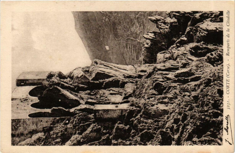 Carte postale ancienne Corse - Corte - Remparts de la Citadelle à Corte