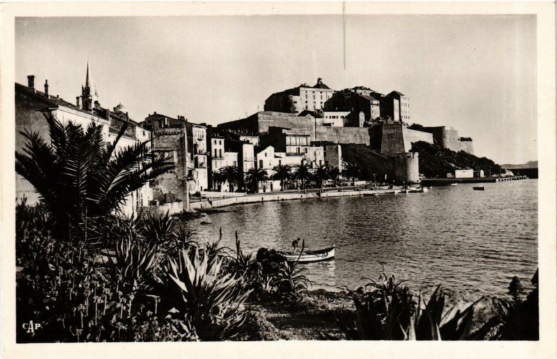Carte postale ancienne Corse - Calvi - La haute ville et le Golfe à Calvi