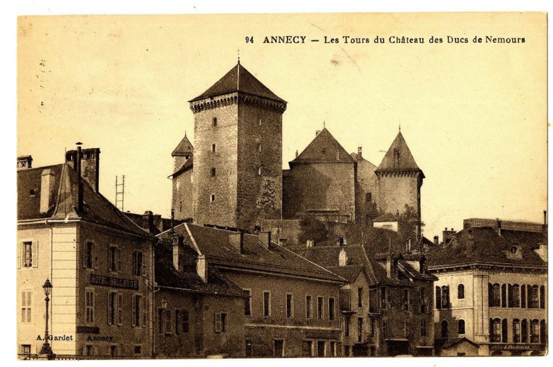 Carte postale ancienne Haute-Savoie Annecy Les Tours du Château des Ducs de Nemours à Annecy