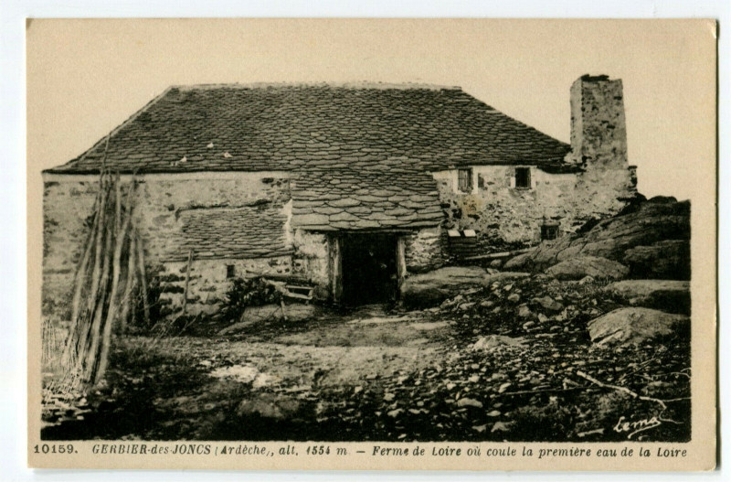 Carte postale ancienne Ardèche Gerbier-des-Joncs Ferme de Loire où coule la première eau