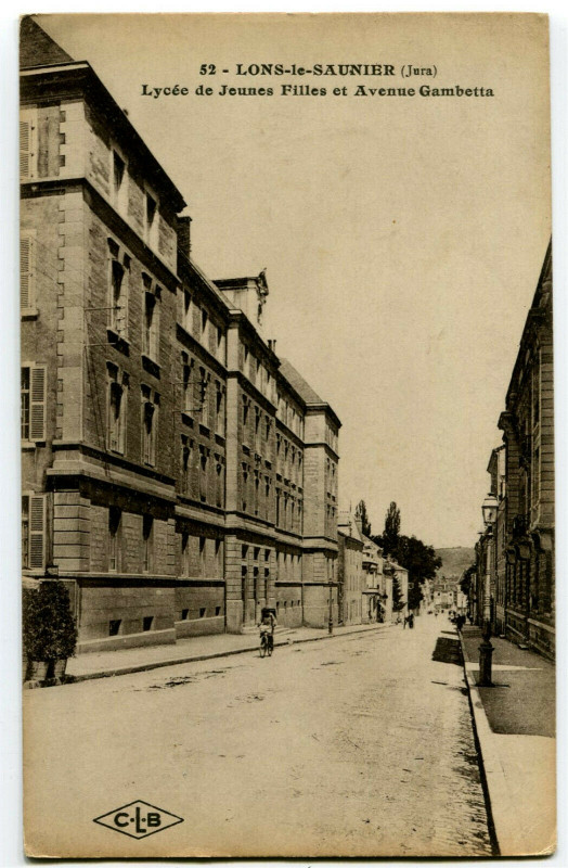 Carte postale ancienne Jura Lons-le-Saunier Lycée de Jeunes Filles et Avenue Gambetta à Lons-le-Saunier