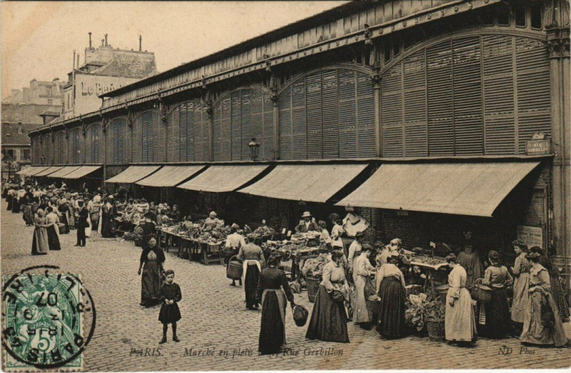 Carte postale ancienne Paris (6e) Marché en plein air. Rue Gerbillon à Paris 6e