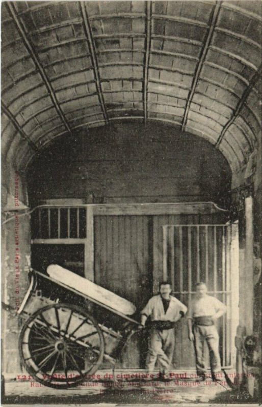 Carte postale ancienne Paris (11e) Voute d'Entrée du Cimetiere Saint-Paul à Paris 11e
