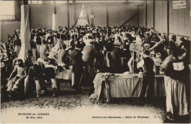 Carte postale ancienne Marche de l'Armée - Galerie des Machines - Salle de Massage à Paris 7e