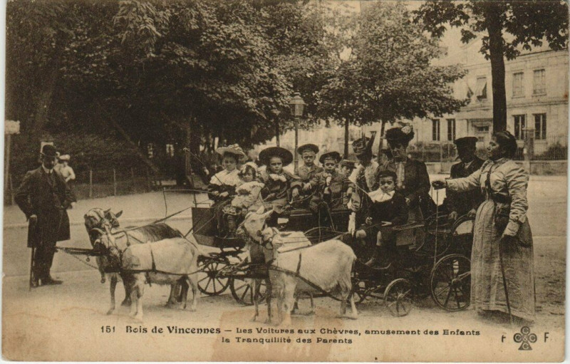 Carte postale ancienne Bois de Vincennes - Les Voitures aux Chèvres, amusement des Enfants la Tranquillité des Parents à Paris 12e