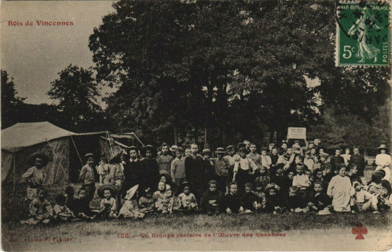Carte postale ancienne Bois de Vincennes - Un groupe scolaire de l'Oeuvre des Vacances à Paris 12e