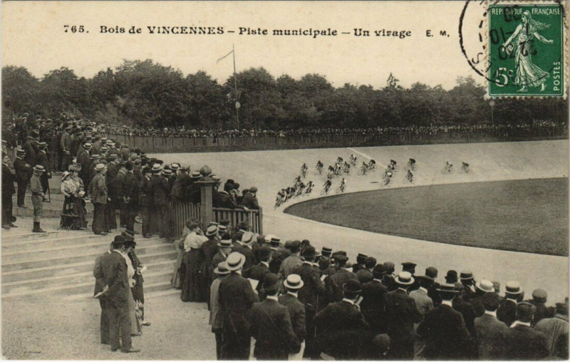 Carte postale ancienne Bois de Vincennes - Piste Municipale - Un virage à Paris 12e
