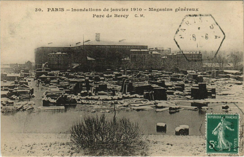 Carte postale ancienne Inondations de Janvier 1910 - Magasins Généraux - Parc de Bercy à Charenton-le-Pont