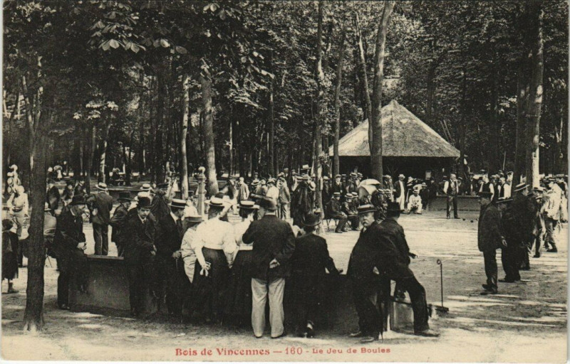 Carte postale ancienne Bois de Vincennes - Le Jeu de Boules à Paris 12e