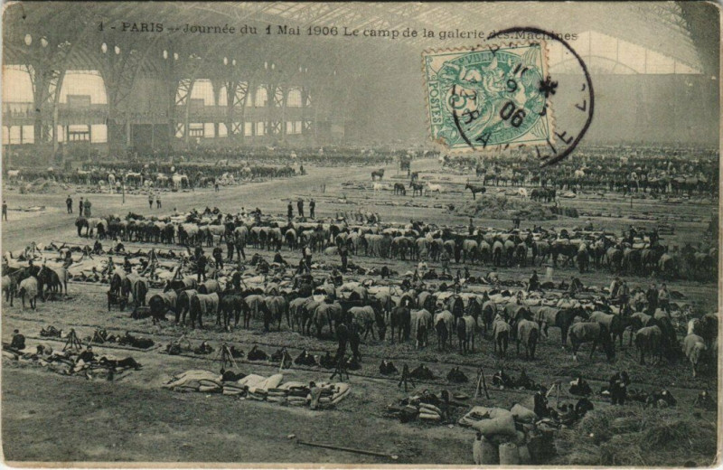 Carte postale ancienne Journée du 1 Mai 1906 - Le camp de la Galerie des Machines à Paris 7e